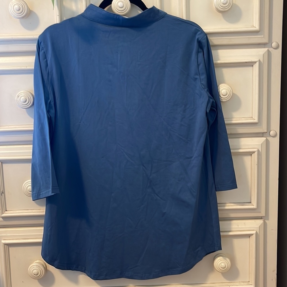 NWT Ladies Ceasikery Ladies V-Neck Top. - Picture 3 of 5